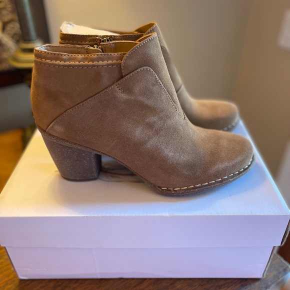 New Clark’s tan suede booties * size 10 - Picture 2 of 5
